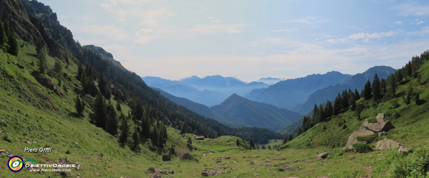18 Vista panoramica sull'alpe della Baita Ciarelli ed oltre.jpg